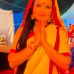 Shilpa Raizada Instagram – त्याग समर्पण की ये देवी सीता माता,
इनका जीवन सदेव प्रेम, करना सिखाता,

राज महल की थी ये प्यारी राजकुमारी,
कभी ना पथरीली ज़मीन पर चलने वाली,

वनवास के वक्त ये पति संग होली,
बन गई अपने पति के दुखों की हमजोली, 

Singing 🎵 credit goes to @shivikarajesh my beautiful sis❤️👏🏻
If you like the bhajan dnt forget to like share comment and use the audio on your posts

#sita #devi #saraswati #pavitra #blessed #jaishriram