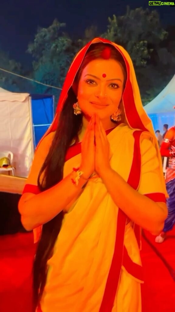 Shilpa Raizada Instagram - त्याग समर्पण की ये देवी सीता माता, इनका जीवन सदेव प्रेम, करना सिखाता, राज महल की थी ये प्यारी राजकुमारी, कभी ना पथरीली ज़मीन पर चलने वाली, वनवास के वक्त ये पति संग होली, बन गई अपने पति के दुखों की हमजोली, Singing 🎵 credit goes to @shivikarajesh my beautiful sis❤️👏🏻 If you like the bhajan dnt forget to like share comment and use the audio on your posts #sita #devi #saraswati #pavitra #blessed #jaishriram