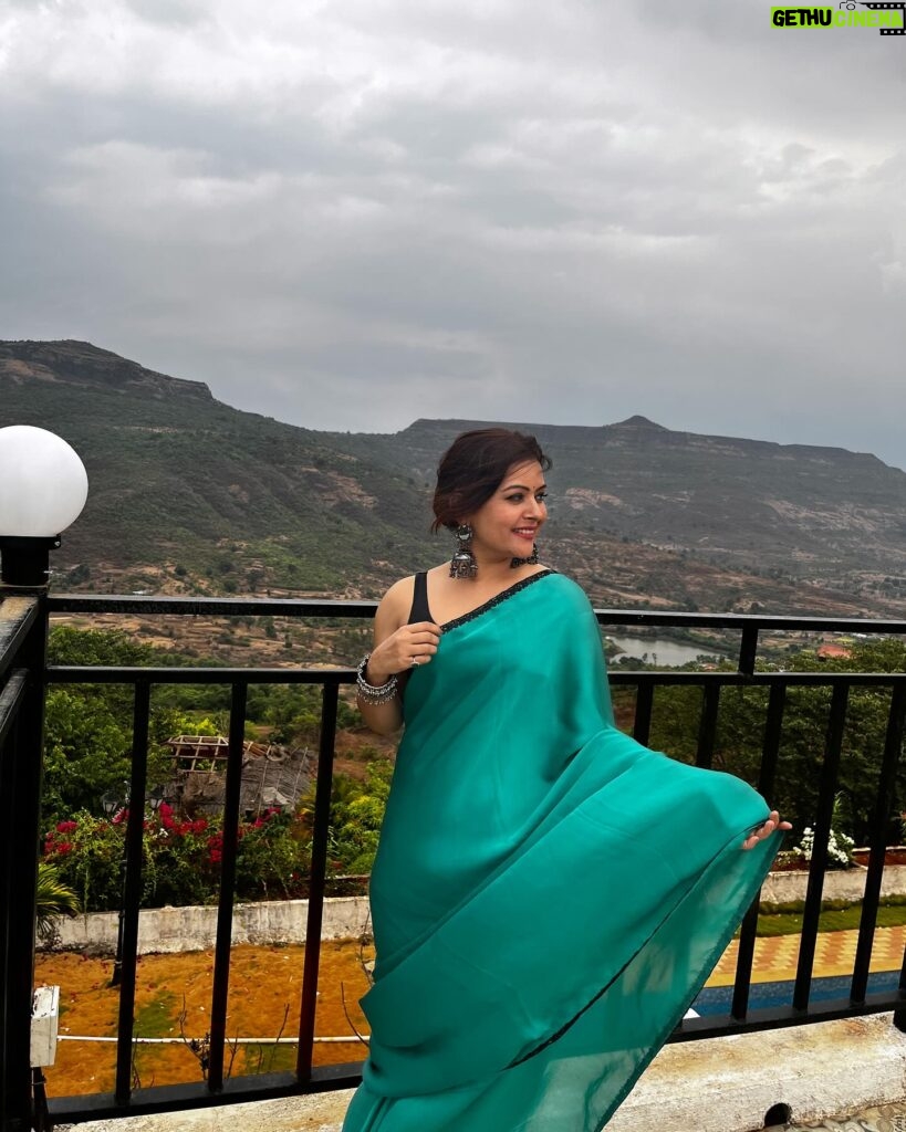 Shilpa Raizada Instagram - Ye mausam ka jaadoo hai 💚💚💚💚💚 I love #saree but saree’s love me more ❤️🙂👍 #blessed #gratitude #thankyouforeverything #🙏🏻