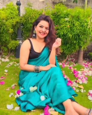 Shilpa Raizada Instagram - Ye mausam ka jaadoo hai 💚💚💚💚💚

I love #saree but saree’s love me more ❤️🙂👍

#blessed #gratitude #thankyouforeverything #🙏🏻