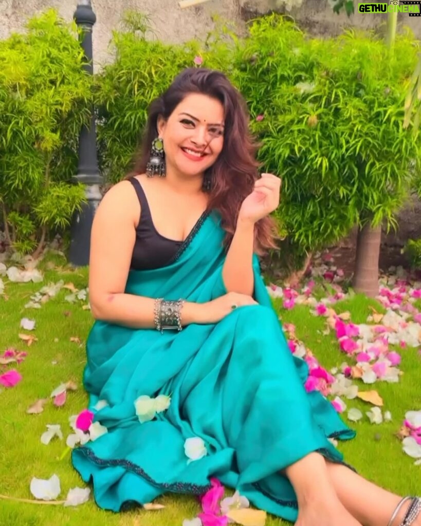 Shilpa Raizada Instagram - Ye mausam ka jaadoo hai 💚💚💚💚💚 I love #saree but saree’s love me more ❤️🙂👍 #blessed #gratitude #thankyouforeverything #🙏🏻