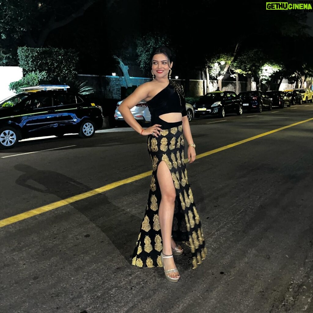 Shilpa Raizada Instagram - I love my all pics 😛 Bohat dino baad 😘👌❤️🖤💛 Dress meri dost ki hai, and design by her 😘👌@tushita.jain waise suit kar rahi hai mujhpe 😛 Ankitaaaaaa 👌💕 I just love myself more 😛👏🏻 proud of you @shilparaizada #shilparaizada Thanks for click @_kamal.narang_ 👏🏻
