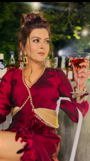 Shilpa Raizada Instagram - FINALLY THE WAIT IS OVER 

Our song “kade toh lagda” release only on DIVA TALES ENTERTAINMENT, don’t forget to subscribe 🥰👍🏻 
Thank you 🥰❤️💕 
#reel #firstreel #song #album #shilparaizada #happyme #blessed