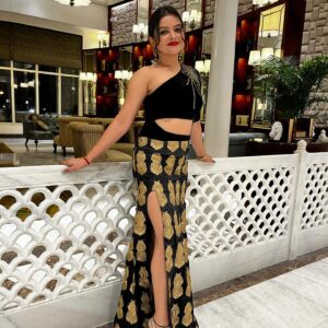 Shilpa Raizada Instagram - I love my all pics 😛 Bohat dino baad 😘👌❤️🖤💛 

Dress meri dost ki hai, and design by her 😘👌@tushita.jain waise suit kar rahi hai mujhpe 😛 Ankitaaaaaa 👌💕 

I just love myself more 😛👏🏻 proud of you @shilparaizada
#shilparaizada 
Thanks for click @_kamal.narang_ 👏🏻