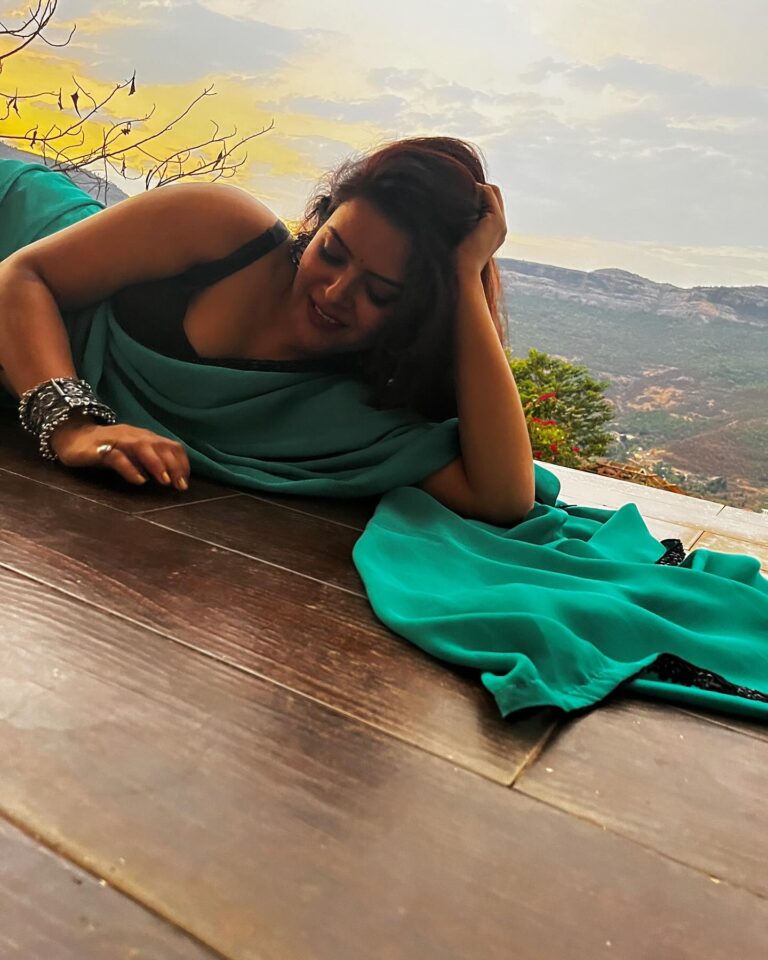 Shilpa Raizada Instagram - Ye mausam ka jaadoo hai 💚💚💚💚💚 I love #saree but saree’s love me more ❤️🙂👍 #blessed #gratitude #thankyouforeverything #🙏🏻