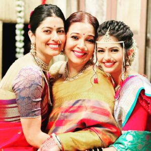 Shilpa Tulaskar Instagram - How I stayed away from these two for fear of tearing up towards the wrap ! But one hug and guards came crashing down 🥹😊 
US ! ❤️❤️❤️❤️❤️
@abhidnya.u.b @somethin_khare @tutevhatashiofficial @zeemarathiofficial @zee5_marathi