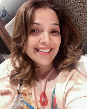Shilpa Tulaskar Instagram - What looks like a day of hard (?) work, travel… and a fabulous roadside #chickencafreal and #rossomellette in the tummy??? 
  This ! This ! This ! Not to miss the incredible #poi 😊… a #goodbook by my bedside and gratitude in my heart ❤️ for Shankar my navigator who led us to it all !! @sandhyabalakrishnan83 @jeetudas1994 @im_mr_ketzsolzofficial_ 
Have a great weekend folks😊Don’t skip your #sunscreen and #sunshine 😉