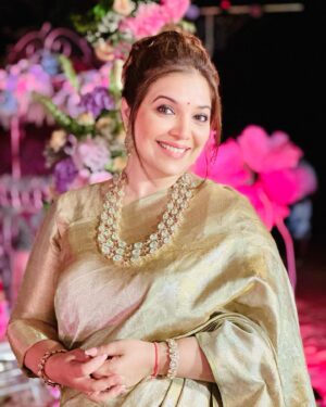 Shilpa Tulaskar Instagram - So here’s the second picture from that magical night 😊. Where we posed 😉… and @im_mr_ketzsolzofficial_ clicked with a zillion instructions from me 😂. 
Hair : @sandhyabalakrishnan83 
Jewellery: @_artbysia_ @sneha_dasari 
Styling: @killarisri 
Makeup: @im_mr_ketzsolzofficial_