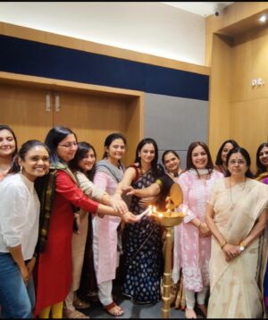 Shilpa Tulaskar Instagram - I can’t thank you enough Medhatai ❤️❤️❤️ for giving us this super start. For being our lucky charm @vishaybyshilpatulaskar .Your words of encouragement mean so much to us. 🙏🏻🙏🏻 🙏🏻 @medhakulkarni_bjp