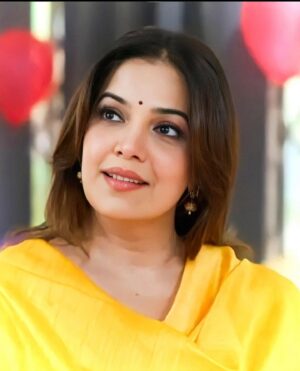 Shilpa Tulaskar Instagram - Immaculate as the first rays, bright as the sunshine, happy as a sunflower … have a great week and even super month ahead 🌼✨🌻 
Kick me for the song when you meet me 😜
Much ♥️ @saumikaxfangirl for this lovely grab .