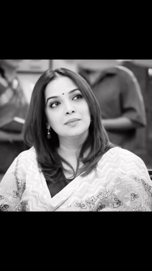 Shilpa Tulaskar Instagram - Of love and longing ♥️ ! From me to you. The sepia mood 😊✨✨✨
 #sepia #trendingreels #trendingsongs #monochrome #wednesday #apple #actor
