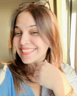 Shilpa Tulaskar Instagram - When you and the light both feel right 😊♥️ … 
And find this song by your favourite ! @varshasinghdhanoa ♥️♥️♥️
 Guess the lipcolour ? 
#smiles #lips #favouritelipstick #molartomolarsmile #lipcolour #bare #bareskin