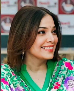 Shilpa Tulaskar Instagram - Bass muddon par nazar rakhiye Janaab 😉 Chahe saamne na dikhe. Sochiye. Nazariya badaliye.
Kal aap sab se important hain. Ungli kariye janaab ! 
Huzoor-e - ballot ko khush kar dijiye😊 
  #mumbai jaan apne Khwadgah se bahar nikaliye 😉#vote kijiye 😊