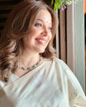 Shilpa Tulaskar Instagram - Off guard ! 😊

Styling : @killarisri 
Jewellery : @_artbysia_  @sneha_dasari 
Hair : @sandhyabalakrishnan83 
Makeup : @im_mr_ketzsolzofficial_ 
Main man on Thursday: @jeetudas1994 

#jewelry #saree #sareelove #india #indianwear #trending #trendingreelsvideo #actorslife #actor #new