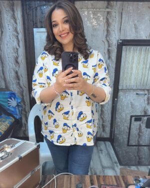 Shilpa Tulaskar Instagram - Stop ducking around with me 😉 ! 

#actorslife #faithittillyouwaitit #disney #vanity #mirrorselfie #hair #makeup