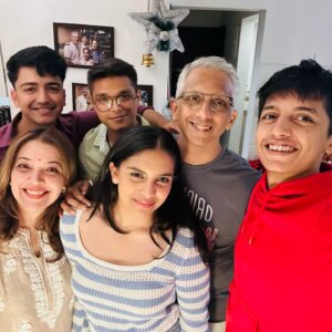 Shilpa Tulaskar Instagram - Dil hai chotasa and badi badi si khushiyan ♥️♥️♥️
Thank you for such a warm and snuggly Christmas @_varun_rawat10 @sakshamsahu__ 😊😊 You two @vivaanshetty24 @shaiiva.aa filled our home with happiness ♥️😘😘 ! 
Cheers to many more #stayovers .
@vivaansculinarydiary 
@rawat_ki_dawat 
#foodporn  #foodie #chef #cheflife #chefsinthemaking #bombay #bombayfoodexplorer