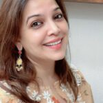 Shilpa Tulaskar Instagram - When out of the blue (or beige) 😜 , new earrings make you smile and force the Son to click 😊 what say @kavitadamle ❤️. Thanx . Loved them😘 Pic courtesy: @vivaanshetty24 #gift #friendship #silver #silverearrings #silverjewelry #jewelry #jewellery #kohl #wednesday #kajal #bareskin
