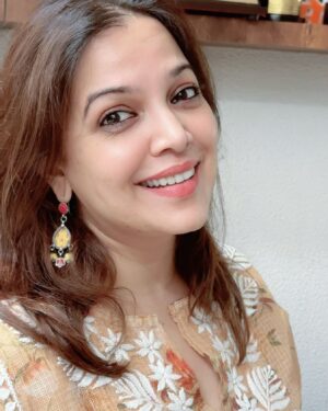 Shilpa Tulaskar Instagram - When out of the blue (or beige) 😜 , new earrings make you smile and force the Son to click 😊 what say @kavitadamle ❤️. Thanx . Loved them😘
 Pic courtesy: @vivaanshetty24 

#gift #friendship #silver #silverearrings #silverjewelry 
#jewelry #jewellery #kohl #wednesday #kajal #bareskin