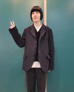 Shim Eun-kyung Instagram - 오늘 대담에 와주신 관객분들 진심으로 감사합니다..
사카모토 류이치 선생님에 대한 이야길 나눌수 있어서 너무 기뻤어요.. 대담에서 마저 다 하지 못한 이야길 조금 적어볼까 합니다.

선생님께서는 항상 최전선에서 예술가라는 인간이란 어떤 사람인가. 그리고 그런 인간은 어떻게 이 세상을 마주봐야 하는가. 를 몸소 보여주신 분이라고 생각합니다. 제가 아무리 열심히 한다고 해도 선생님의 발자취를 따라가기는 커녕, 당신의 작품세계를 다 이해하고 받아들일수 있을까요. 어릴적부터 항상 우러러 봐왔던 우상의 마지막을 이렇게 기릴수 있는 자리에 제가 있다는게 참 영광입니다. 오퍼스는 어쩌면 선생님의 마지막 콘서트 일수 있지만, 선생님의 음악세계를 가장 잘 알수 있는 첫번째 단추가 되지않을까 생각해봅니다. 선생님이 음악으로서 말씀하신 자연의 순리와 인간의 근원을 끊임없이 탐구하시고 그것을 음악이란 언어로 보여주셨던 선생님의 세계관을 다시금 돌아보며 경건해지게 됩니다.
인생은 짧고 예술은 길다 라는 , 그 자체의 삶을 살아오신 선생님께 경의를 표합니다. 감사합니다..!

@skmtgram 
@at9film