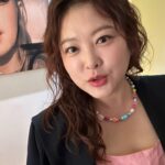 Shim Jin-hwa Instagram - - 오늘은 스케줄이 많은 날이라 새벽부터 나왔어요🌸 잠시후 8시에, 테이의 굿모닝FM 나가용🫶 듣고 계신분들 응원부탁해우😍 그리고 바로~ 10시25분 🌿 롯데홈쇼핑, AHC 썬쿠션으로 갑니당💙 오늘 예쁘게 해준 수빈쌤 하은이 고마워용🥰 @jennyhouse_su.ubeen 오늘도 선재데이🤭 행. 복. 하. 다. 여러분도 굿데이 되세우♥️