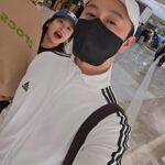 Shim Jin-hwa Instagram - - 비왔던 날 남편이랑 영화보러 갔는데요~ 생애 첫 크록스도 사고 맛난 밥도 먹고 영화도 잘보고 나와서 그런가??? 우산들고 서 있는 남편을 보는데….. 막- 선재같고 막👉👈 🤭 ㅋㅋㅋㅋㅋㅋㅋㅋㅋㅋㅋㅋㅋㅋㅋㅋㅋㅋㅋㅋㅋㅋㅋㅋ ㅋㅋㅋㅋㅋㅋㅋㅋㅋㅋㅋㅋㅋㅋㅋㅋㅋㅋ 우리 키차이는 솔선재랑 같은뎈ㅋㅋㅋㅋㅋㅋㅋㅋㅋㅋ 아 주말만 지나면 선재 온당!!!!🤭🤭🤭 여보, 여보는 내 앞에 선 죄🤣 [여러분‼️ 선재업고튀어 꼭 보세요!!!!! 진짜 스토리 이런 스토리가 없고 연기들은 왜케 잘하고 개연성이 아주 정확해요. 근데 설레임에 심장이 터질수있으니 주의해야해요😍]