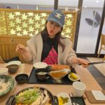 Shim Jin-hwa Instagram - - 비왔던 날 남편이랑 영화보러 갔는데요~ 생애 첫 크록스도 사고 맛난 밥도 먹고 영화도 잘보고 나와서 그런가??? 우산들고 서 있는 남편을 보는데….. 막- 선재같고 막👉👈 🤭 ㅋㅋㅋㅋㅋㅋㅋㅋㅋㅋㅋㅋㅋㅋㅋㅋㅋㅋㅋㅋㅋㅋㅋㅋ ㅋㅋㅋㅋㅋㅋㅋㅋㅋㅋㅋㅋㅋㅋㅋㅋㅋㅋ 우리 키차이는 솔선재랑 같은뎈ㅋㅋㅋㅋㅋㅋㅋㅋㅋㅋ 아 주말만 지나면 선재 온당!!!!🤭🤭🤭 여보, 여보는 내 앞에 선 죄🤣 [여러분‼️ 선재업고튀어 꼭 보세요!!!!! 진짜 스토리 이런 스토리가 없고 연기들은 왜케 잘하고 개연성이 아주 정확해요. 근데 설레임에 심장이 터질수있으니 주의해야해요😍]