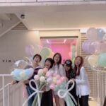 Shim Jin-hwa Instagram - - 사랑하는 지우언니 혜원언니 생일💛🌸 멋진분들이 내 삶에 함께 한다는 감사함❣️ 알라뷰 지미슈개작시🌷 리본 풍선 케익은 @momocake79 입니다. 풍선은 조이파티 @joyparty_79 입니다. (네이버에 조이파티 검색 후 홈페이지에서 보시는 게 더 다양하다고 합니다. ) ✔️아! 협찬 전혀 아니고 다 내돈내산 입니다.