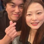 Shim Jin-hwa Instagram - - 선재 보검님에 이어 어제 세번째 남자🤭 우리 감독님🥰 서로 온 지 모르고 있다가 같은 상영관에서 만나 이렇게 좋은 영화보고 어떻게 집에 그냥 가냐고 ㅎㅎㅎ 새벽2시까지 같이 얘기하고 간 사람 우리 감독님임😆 “연인” 의상감독님 촬영감독님도 함께 한 영광♥️ 어제는 진짜 너무 너무 최고의 하루였다. 연인페인님들이 나 변심한거 같다고 혼내신 댓글들 감독님들께 얘기했는데 감독님들도 선업튀 재밌게 보셨다하심 ㅋㅋㅋ 연인도 선업튀도 사랑합니다♥️ 아! 원더랜드도 꼭 보세요🥰👍