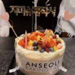 Shim Jin-hwa Instagram - - 사랑하는 지우언니 혜원언니 생일💛🌸 멋진분들이 내 삶에 함께 한다는 감사함❣️ 알라뷰 지미슈개작시🌷 리본 풍선 케익은 @momocake79 입니다. 풍선은 조이파티 @joyparty_79 입니다. (네이버에 조이파티 검색 후 홈페이지에서 보시는 게 더 다양하다고 합니다. ) ✔️아! 협찬 전혀 아니고 다 내돈내산 입니다.
