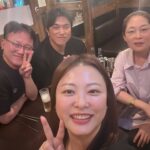 Shim Jin-hwa Instagram - - 선재 보검님에 이어 어제 세번째 남자🤭 우리 감독님🥰 서로 온 지 모르고 있다가 같은 상영관에서 만나 이렇게 좋은 영화보고 어떻게 집에 그냥 가냐고 ㅎㅎㅎ 새벽2시까지 같이 얘기하고 간 사람 우리 감독님임😆 “연인” 의상감독님 촬영감독님도 함께 한 영광♥️ 어제는 진짜 너무 너무 최고의 하루였다. 연인페인님들이 나 변심한거 같다고 혼내신 댓글들 감독님들께 얘기했는데 감독님들도 선업튀 재밌게 보셨다하심 ㅋㅋㅋ 연인도 선업튀도 사랑합니다♥️ 아! 원더랜드도 꼭 보세요🥰👍