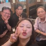 Shim Jin-hwa Instagram - - 선재 보검님에 이어 어제 세번째 남자🤭 우리 감독님🥰 서로 온 지 모르고 있다가 같은 상영관에서 만나 이렇게 좋은 영화보고 어떻게 집에 그냥 가냐고 ㅎㅎㅎ 새벽2시까지 같이 얘기하고 간 사람 우리 감독님임😆 “연인” 의상감독님 촬영감독님도 함께 한 영광♥️ 어제는 진짜 너무 너무 최고의 하루였다. 연인페인님들이 나 변심한거 같다고 혼내신 댓글들 감독님들께 얘기했는데 감독님들도 선업튀 재밌게 보셨다하심 ㅋㅋㅋ 연인도 선업튀도 사랑합니다♥️ 아! 원더랜드도 꼭 보세요🥰👍