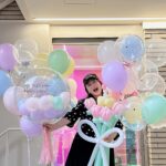 Shim Jin-hwa Instagram - - 사랑하는 지우언니 혜원언니 생일💛🌸 멋진분들이 내 삶에 함께 한다는 감사함❣️ 알라뷰 지미슈개작시🌷 리본 풍선 케익은 @momocake79 입니다. 풍선은 조이파티 @joyparty_79 입니다. (네이버에 조이파티 검색 후 홈페이지에서 보시는 게 더 다양하다고 합니다. ) ✔️아! 협찬 전혀 아니고 다 내돈내산 입니다.