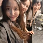 Shim Jin-hwa Instagram - - 사랑하는 지우언니 혜원언니 생일💛🌸 멋진분들이 내 삶에 함께 한다는 감사함❣️ 알라뷰 지미슈개작시🌷 리본 풍선 케익은 @momocake79 입니다. 풍선은 조이파티 @joyparty_79 입니다. (네이버에 조이파티 검색 후 홈페이지에서 보시는 게 더 다양하다고 합니다. ) ✔️아! 협찬 전혀 아니고 다 내돈내산 입니다.