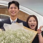 Shim Jin-hwa Instagram - - 작은 인연도 소중히 여겨 가슴속에서 울림까지 만들어주는 우리 보검배우님🥹 이번에도 기쁘고 좋은날에 초대해줘서 어찌나 감동이었는지- 팬미팅에 공연에 시사회까지💕 안개꽃 꽃말이 “맑은 마음”이라는데 보검 배우님을 꽃에 투영하면 안개꽃이 아닐까해요🤍 영화를 보고 한참을 일어나지 못하고 눈물이 멈추지않아 애를 먹었는데 끝나고 영화 얘기를 새벽 2시까지 하며 행복해했어요. 보검님의 눈에서 나오는 연기는 참 아름다웠습니다. 여운이 이렇게 따뜻하고 길다니✨ 김태용 감독님🥰 너무 좋았습니다. 영화 “원더랜드”