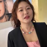 Shim Jin-hwa Instagram - - 오늘은 스케줄이 많은 날이라 새벽부터 나왔어요🌸 잠시후 8시에, 테이의 굿모닝FM 나가용🫶 듣고 계신분들 응원부탁해우😍 그리고 바로~ 10시25분 🌿 롯데홈쇼핑, AHC 썬쿠션으로 갑니당💙 오늘 예쁘게 해준 수빈쌤 하은이 고마워용🥰 @jennyhouse_su.ubeen 오늘도 선재데이🤭 행. 복. 하. 다. 여러분도 굿데이 되세우♥️