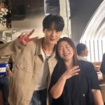 Shim Jin-hwa Instagram - - 통통이 여러분🥹 기적은 확실히 있어요!!!!!! 저 올해 쓸 운 다 썼나봐요. 아니 저는 그냥 서 있던 자리에 있었는데 선재가 제 옆에 와서 서게 된 기적이 일어났어요. 근데 너무나 당황스러웠던건 선재가 옆에 있는데 고개를 못들고 말이 안나오는거 있죠~ 다들 사진 찍는데 저만 못찍고 있다가 우리 슬기가 도와줘서 저 모냥으로 찍은거 있죠😅 그게 뭐가 중요해요. 저 성덕인증입니다!!!! 우리 통통이분들이 저랑 선재 만나길 응원해 주신분들 많은데 감사해요. 다 덕분입니다. 하… 선재야♥️ (여보 눈감아 귀막아 )