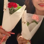 Shim Jin-hwa Instagram - - 어제 일끝나고 집에 도착해 차에서 내리려고 하는데 우리 매니저 현준이가 수줍게 내민 종이가방, 그 안에 카네이션 두송이가 예쁘게 들어 있었다. 잉? 오늘은 어버이날인데??? 우리 주는거 맞아??? 🤭 긴 말은 하지 않았지만 현준이 마음이 그저 고마워 기분이 좋았다. 나보다 일찍 일어나 그날의 스케줄을 시작해야 하고 나보다 늘 더 늦게 들어가 스케줄을 마무리하는 고마운 매니저님 우리 현준이🌸 잘생기기만 한게 아니라 마음도 최고야👍 앞으로도 잘부탁해💛