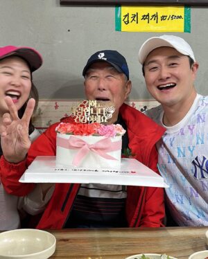 Shim Jin-hwa Instagram - -
어제 아부지도 뵙고 옴💕

올해 90세의 나이가 믿기지 않게 건강하시고
술도 한잔 하시는 아부지💛
어제 6.25부터 군대 얘기까지 ^^ 90년의 시간을 들음 ㅋㅋ
아부지~ 지금처럼 많이 웃고 건강하세요❣️

매일 아부지 챙겨주시는 우리 기례이모 진심 감사합니다. 
두 부부분은 하늘에서 내려오신 천사님이세요♥️

늘 함께 해주는 우리 영수💜
고마워 고마워. 

함께하고자했으나 날짜가 계속 안맞아 못온 사랑스런 당신들도 거마워. 

우리 기례이모 광운대역 근처에서 마산아구찜해요!!!
근처 계시면 많이 애용해주세요🤗
[마산아구찜. 광운로 72]
