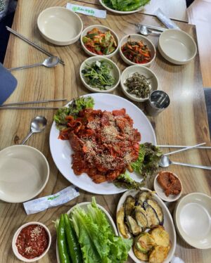 Shim Jin-hwa Instagram - -
어제 아부지도 뵙고 옴💕

올해 90세의 나이가 믿기지 않게 건강하시고
술도 한잔 하시는 아부지💛
어제 6.25부터 군대 얘기까지 ^^ 90년의 시간을 들음 ㅋㅋ
아부지~ 지금처럼 많이 웃고 건강하세요❣️

매일 아부지 챙겨주시는 우리 기례이모 진심 감사합니다. 
두 부부분은 하늘에서 내려오신 천사님이세요♥️

늘 함께 해주는 우리 영수💜
고마워 고마워. 

함께하고자했으나 날짜가 계속 안맞아 못온 사랑스런 당신들도 거마워. 

우리 기례이모 광운대역 근처에서 마산아구찜해요!!!
근처 계시면 많이 애용해주세요🤗
[마산아구찜. 광운로 72]