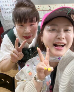 Shim Jin-hwa Instagram - -
어제 아부지도 뵙고 옴💕

올해 90세의 나이가 믿기지 않게 건강하시고
술도 한잔 하시는 아부지💛
어제 6.25부터 군대 얘기까지 ^^ 90년의 시간을 들음 ㅋㅋ
아부지~ 지금처럼 많이 웃고 건강하세요❣️

매일 아부지 챙겨주시는 우리 기례이모 진심 감사합니다. 
두 부부분은 하늘에서 내려오신 천사님이세요♥️

늘 함께 해주는 우리 영수💜
고마워 고마워. 

함께하고자했으나 날짜가 계속 안맞아 못온 사랑스런 당신들도 거마워. 

우리 기례이모 광운대역 근처에서 마산아구찜해요!!!
근처 계시면 많이 애용해주세요🤗
[마산아구찜. 광운로 72]