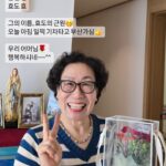 Shim Jin-hwa Instagram - - 어버이은혜 감사합니다🌷 이틀전 원효씨가 부산가서 어머님 뵙고 오고 오늘은 같이 아버님 뵈러 다녀왔다. 우리 아버님 하늘나라 가신지 벌써 5년째라니… 아버님💛 많이 보고싶어요.