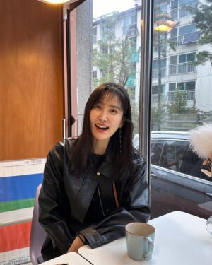 Shin Dong-mi Instagram - Photo by 김동원감독님 🤳🏼