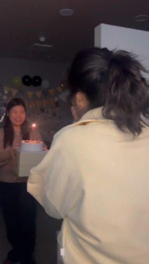 Shin Dong-mi Instagram - 유쾌한 우리팀 덕에 감동🥹
(제 생일 아니구요 ㅎㅎ 그동안 같이 고생해준 스텝들이 마지막 촬영 축하해준거예요!! )