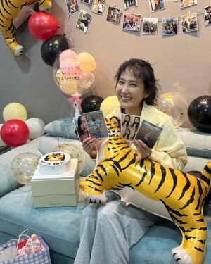 Shin Dong-mi Instagram - 얼마 전에 웰컴투삼달리 촬영을 마쳤어요.
긴 시간동안 함께 해준 스태프들의 이벤트에 감동과 눈물...
다들 너무 고마워❤️
모두 정말 열심히 찍었으니 끝까지 즐겨주세요😍

#JTBC #웰컴투삼달리 #오늘도재미있게