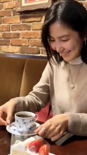 Shin Dong-mi Instagram - It’s a lovely day 🌿☕️