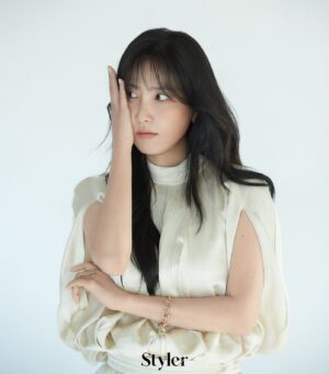 Shin Dong-mi Instagram - @styler_mag 과 함께한 작업! 
너무너무 예쁘게 담아주셔서 감사합니다! 
행복하고 즐거운 시간이었어요 🤍