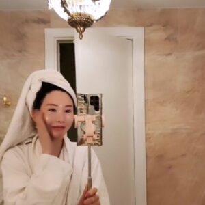 Shin Joo-ah Instagram - 해외갈때마다 피부알러지 물갈이걱정이쥬~~
필요한만큼 갈색병에다 다아~담아두고다녀용~~변질걱정없쥬ㅋ

진정미스트 각질제거미스트 수분로션 피지컨트롤로션부터등등등
다양하게 다아~~싹다아~가지고다녀용!
피부영양제두 다양하게챙겨먹규유
기초스킨루틴 영상에담아봣어용ㅎㅎ 
걍 씻고 열띠미 두드리기!^^

모두들 피부지킴이 뽀송하고 맑은피부 만세!😍😍😍
2중 샤워필터기도 필슈!

오늘하루두 마무리잘하시규 좋은밤되세요들💋

#스킨케어루틴#일상#피부관리
#신주아피부관리#신주아
#피부관리법#오늘도감사#💞#파리 에서♡