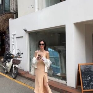 Shin Joo-ah Instagram - 쿨톤스틱 드디어 내일이네용 여러분😍
첨 보여드리는 프로모션이라 더 ~잘 준비하고 싶고
더~알려드리려고 바쁜쥬말 보내고있어용

이벤트도 빵빵하고! 할인율도 어마어마합니다용
🔅2박스 이상 구매하시는 선착순 30분께
 1박스 더 보내드리는 특별이벤트🔅
어디서도 본 적 없는 할인율과 증정이벤트에용 
꼭 득템하세요♥️

저는 이너 피움 트리플 글로우 케어
3개월 정도 꾸준히 먹고잇쥬
한 한달 정도 지나고 나서부터 피부속부터 
촉촉함이~~🫢
세달 지나니 맑아지는게느껴져용 피부가 더투명해지는 느낌! 
주변에서도 요즘 피부 칭찬 더많이해쥬드라구유👀

하루라도 안먹음 불안해서 꼭 챙겨먹는 
피부지킴이 필수템 ♥

️💧촉촉하고 투명하고 탱탱한 피부👼🏻
모든이들의 워너비쥬 
피부고민 있으신분들 하루 1포씩 챙겨 먹으면서 
함께 편하게 관리해봐용♡
상큼 달달 블루베리맛 가루로🫐
털어먹고 물 한잔해주면 피부관리 끝!

제 시크릿 피부 지킴이 쿨톤 스틱 
내일 9일(일) 오후 9시 놓치지 마세용✨

해피토요일♡♡