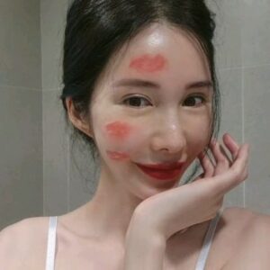 Shin Joo-ah Instagram - 이번주도 다들 기분 좋은 월요일 보내구계신가요?

립정보 그동안 마니마니 물어봐주셔서
어색하긴 하지만 릴스도 찍어보고
애정하는 립 추천도 넣어봤쥬😊

요새 오렌지레드 색상에 눈이 가더라고유
쨍하면서 포인트 주기도 좋고 맨얼굴에도 굿!

3ce립은 보송한 마무리감의 매트한 벨벳립이고
웨이크메이크 립은 촉촉함서 쨍한 팁트립이예용

여름도 다가오는데 발색좋고 쨍한립
찾으시믄 추천드려용💋

오늘도 행복하게 보내세요오옹^^❤️

#립스틱추천#오렌지레드#💞