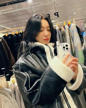 Shin So-yul Instagram - ⠀
⠀
로맨틱 크라운
팝업 스토어 다녀와서,
입힘.
⠀
따듯하자🤎
⠀
⠀